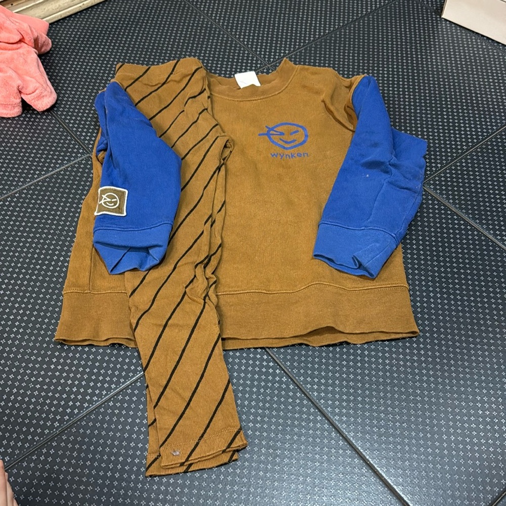 Adorable set. Top is size 6. Bottom is 4. My kid wore at age 5
